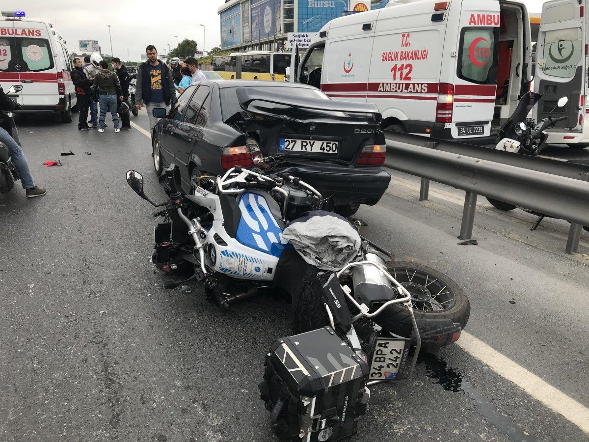 İstanbul'da kaza: Duran araca çarpan motosikletli ağır yaralandı