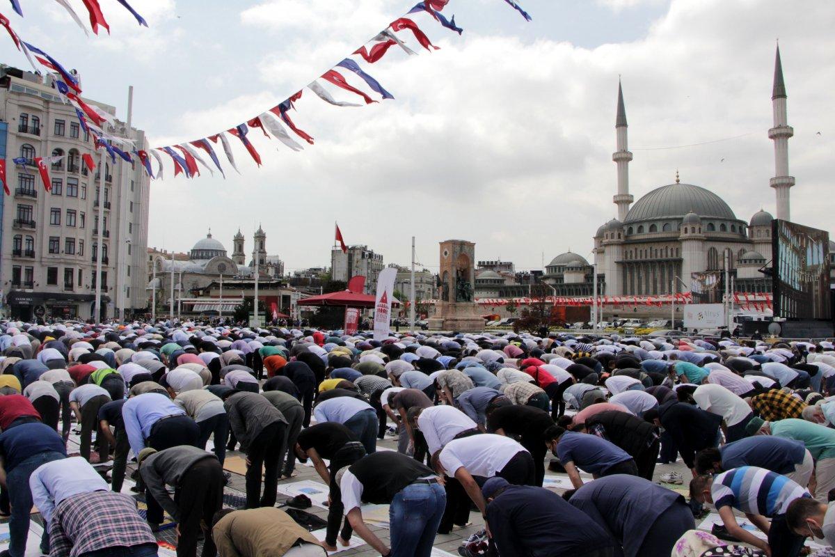 Taksim Camisi açılışına sincabı ile geldi