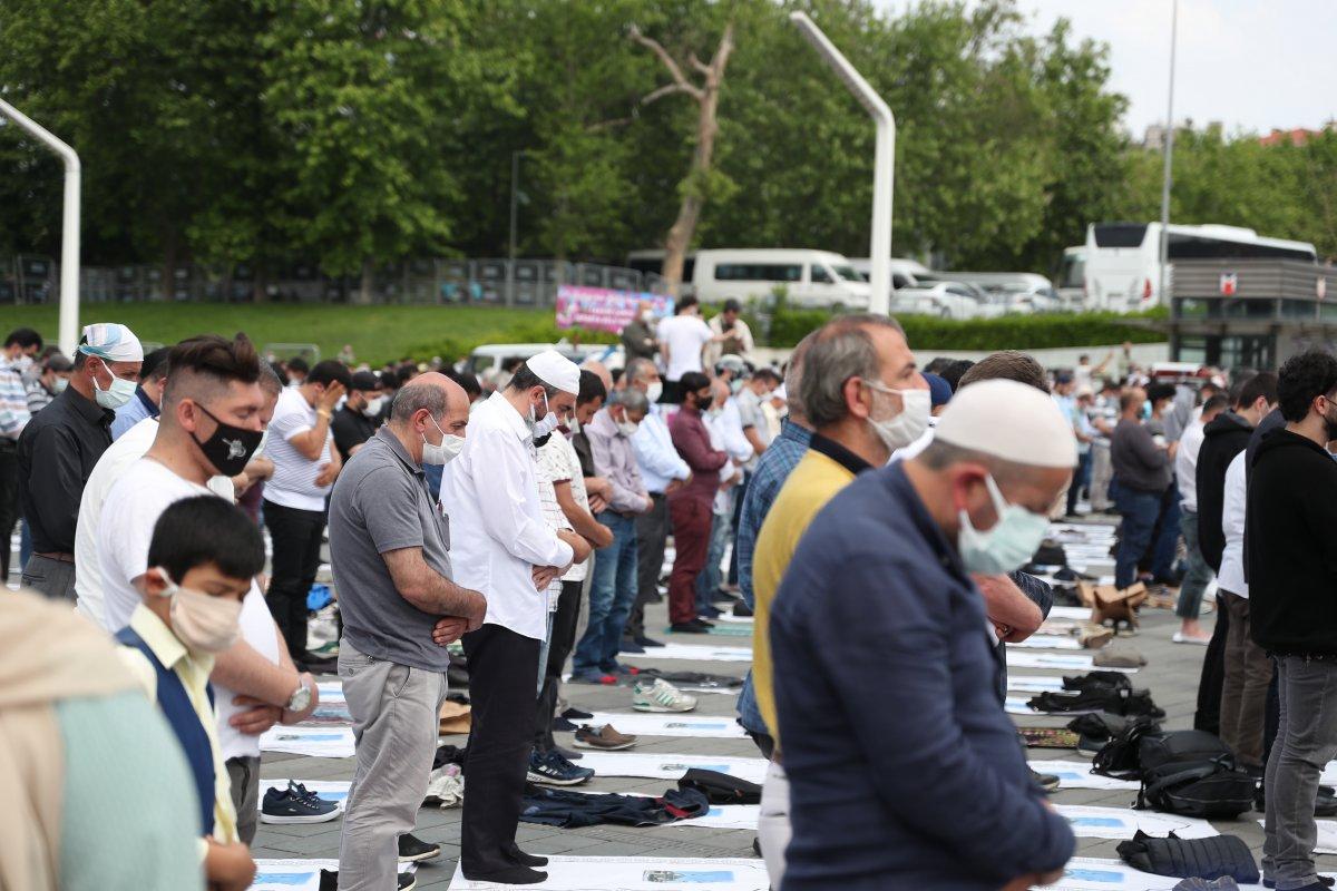 Taksim Camii ibadete açıldı