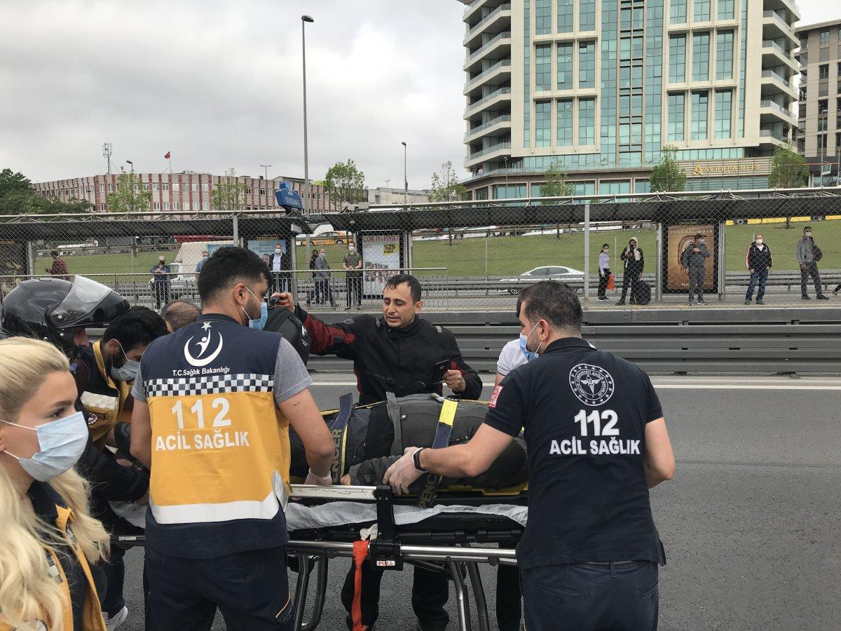 İstanbul'da kaza: Duran araca çarpan motosikletli ağır yaralandı