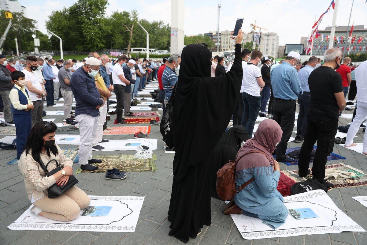 Taksim Camii ibadete açıldı