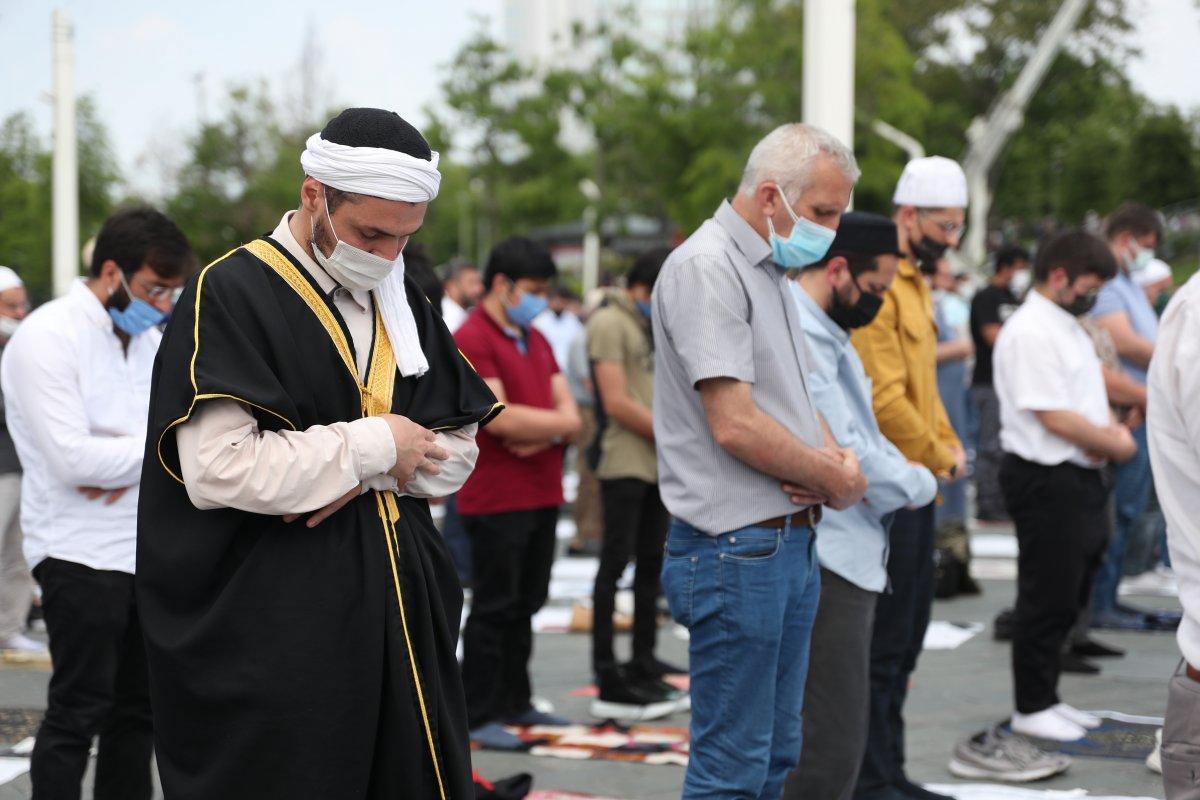 Taksim Camii ibadete açıldı