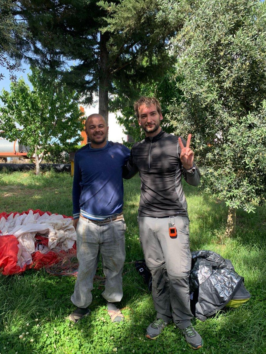 Burdur'da çiftçi, tarlasına inen paraşütçüyle buluştu