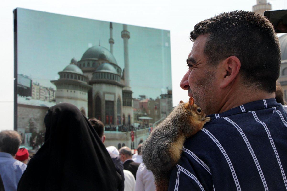 Taksim Camisi açılışına sincabı ile geldi