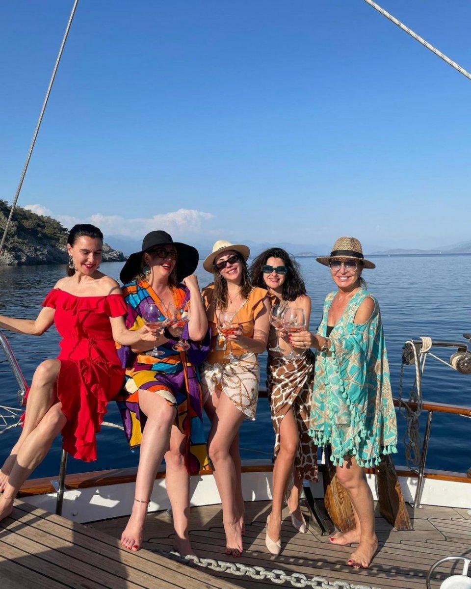 Yasak Elma oyuncuları tatilde