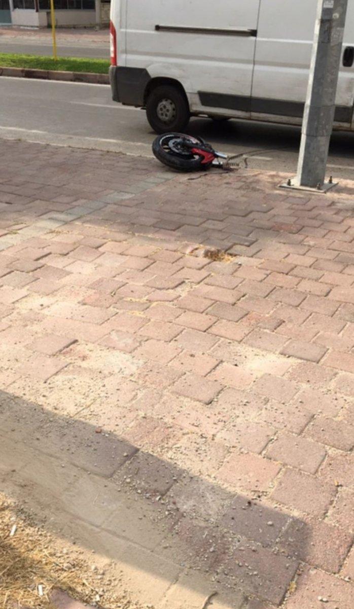 Antalya'da motosiklet sürücüsü elektrik direğine çarptı