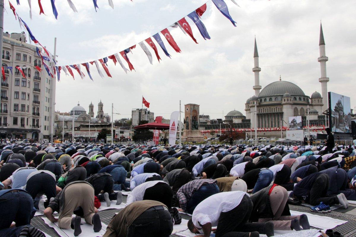 Taksim Camisi açılışına sincabı ile geldi