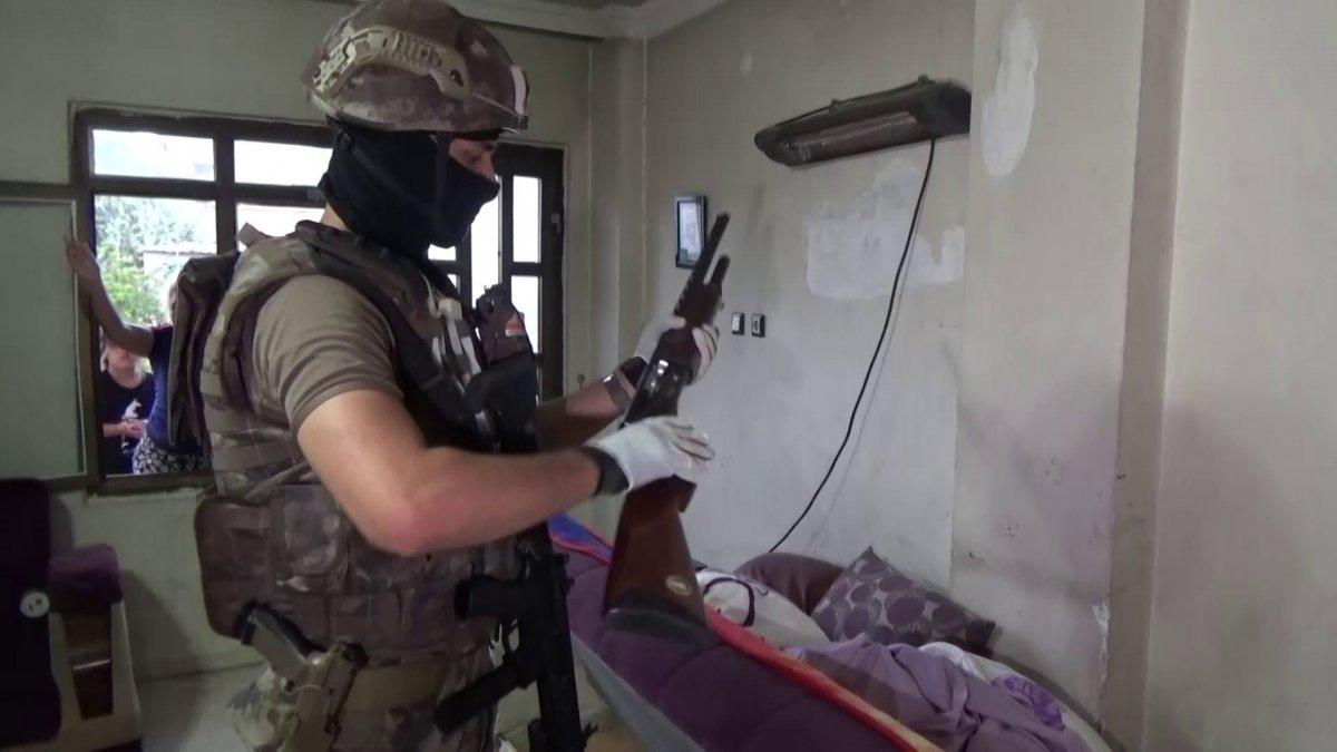 Adana’da ‘aşk’ vaadi ile dolandıran çeteye operasyon: 42 gözaltı