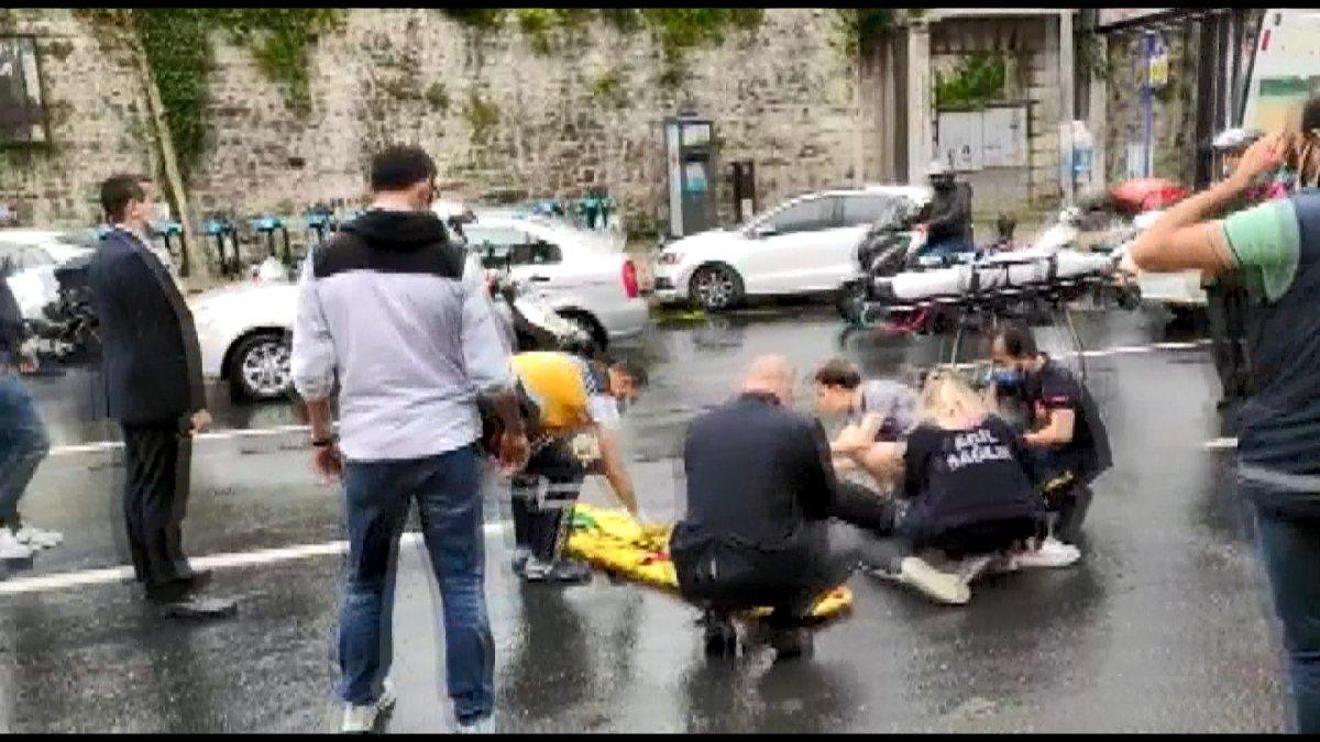 Beşiktaş'ta yolun karşısına geçmek isterken, motosiklet çarptı