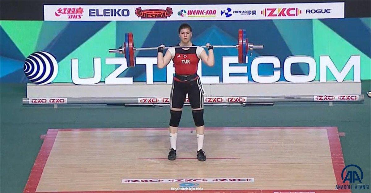 Dünya Gençler Halter Şampiyonası'nda Dilara Uçan'dan altın madalya