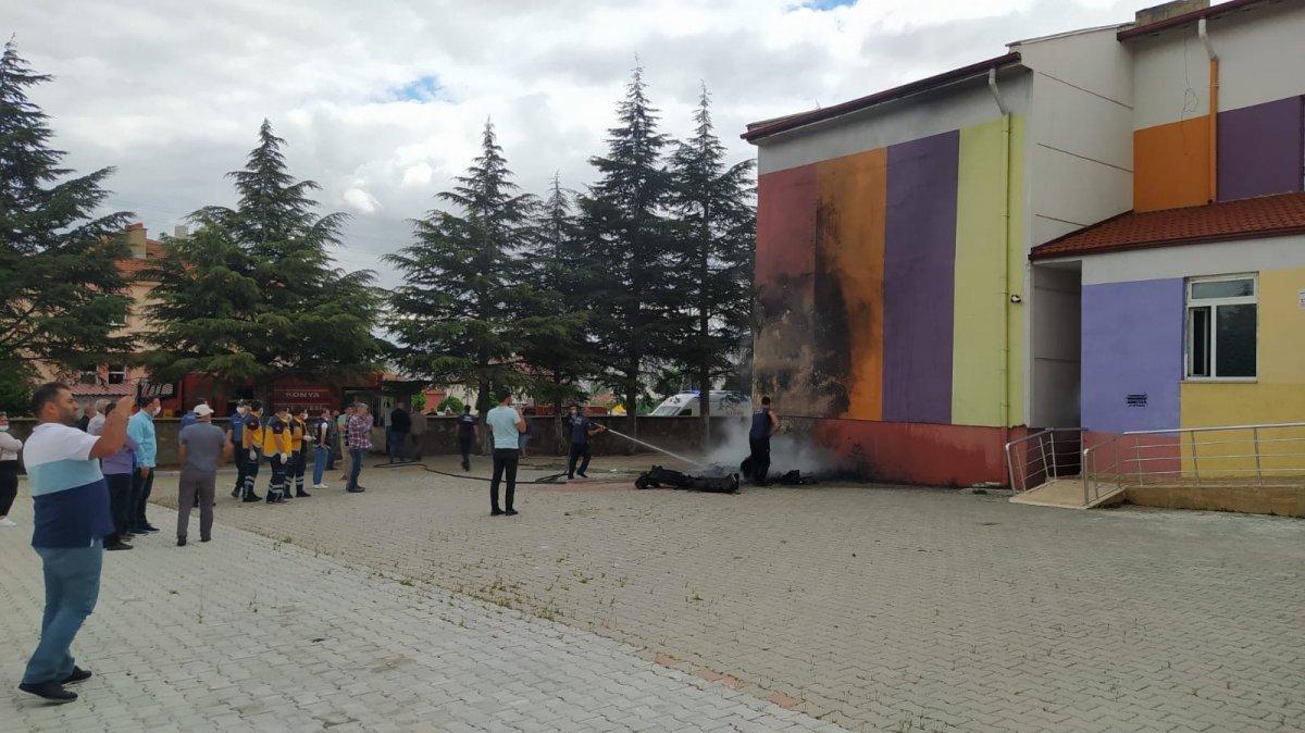 Konya'da bir okulun bahçesinde yangın çıktı