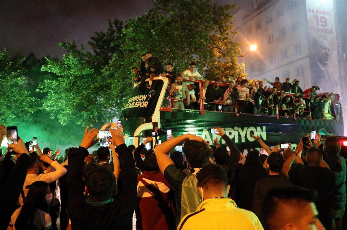 TFF 1. Lig'e yükselen Kocaelispor kentte coşkuyla karşılandı