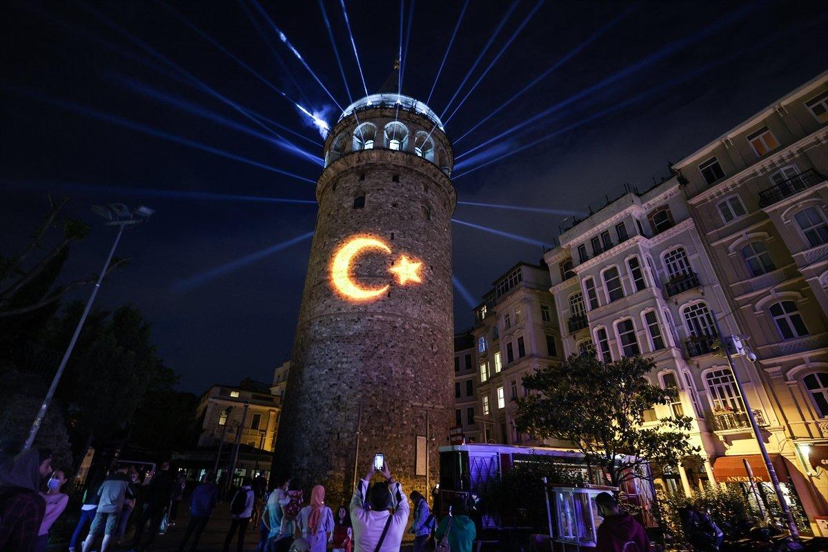 Ayasofya Camii ve Galata Kulesi'nde sky mapping gösterisi