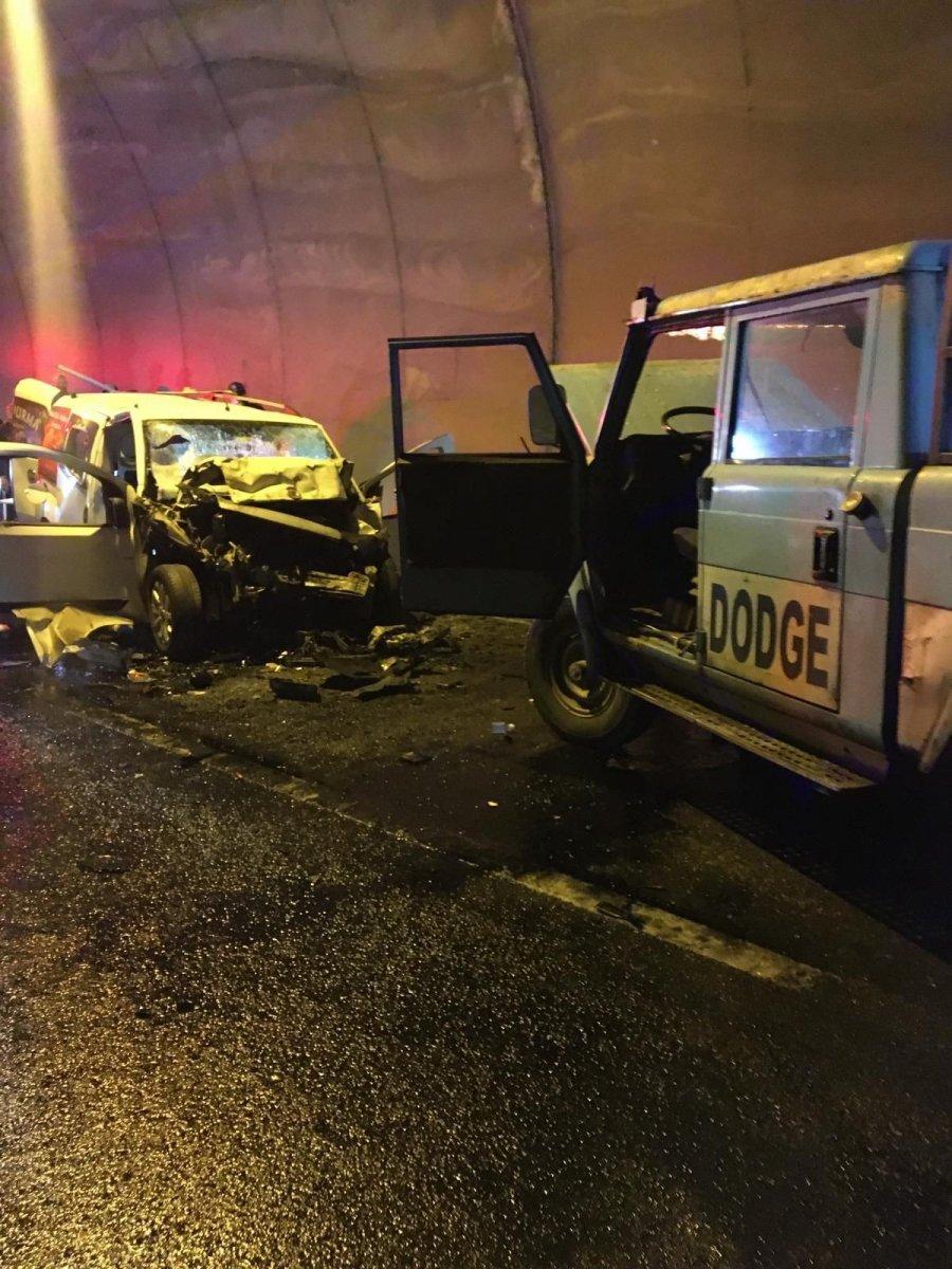 Giresun’da tünele ters yönden giren kamyonet, otomobil ile çarpıştı