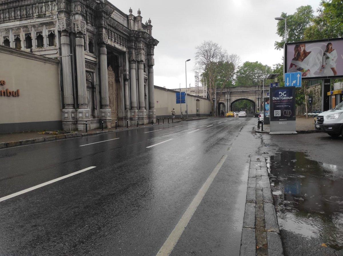 Beşiktaş'ta yolun karşısına geçmek isterken, motosiklet çarptı