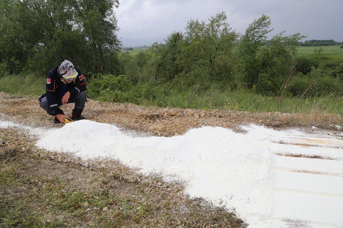 Bolu'da yol kenarına dökülen beyaz toz incelemeye alındı