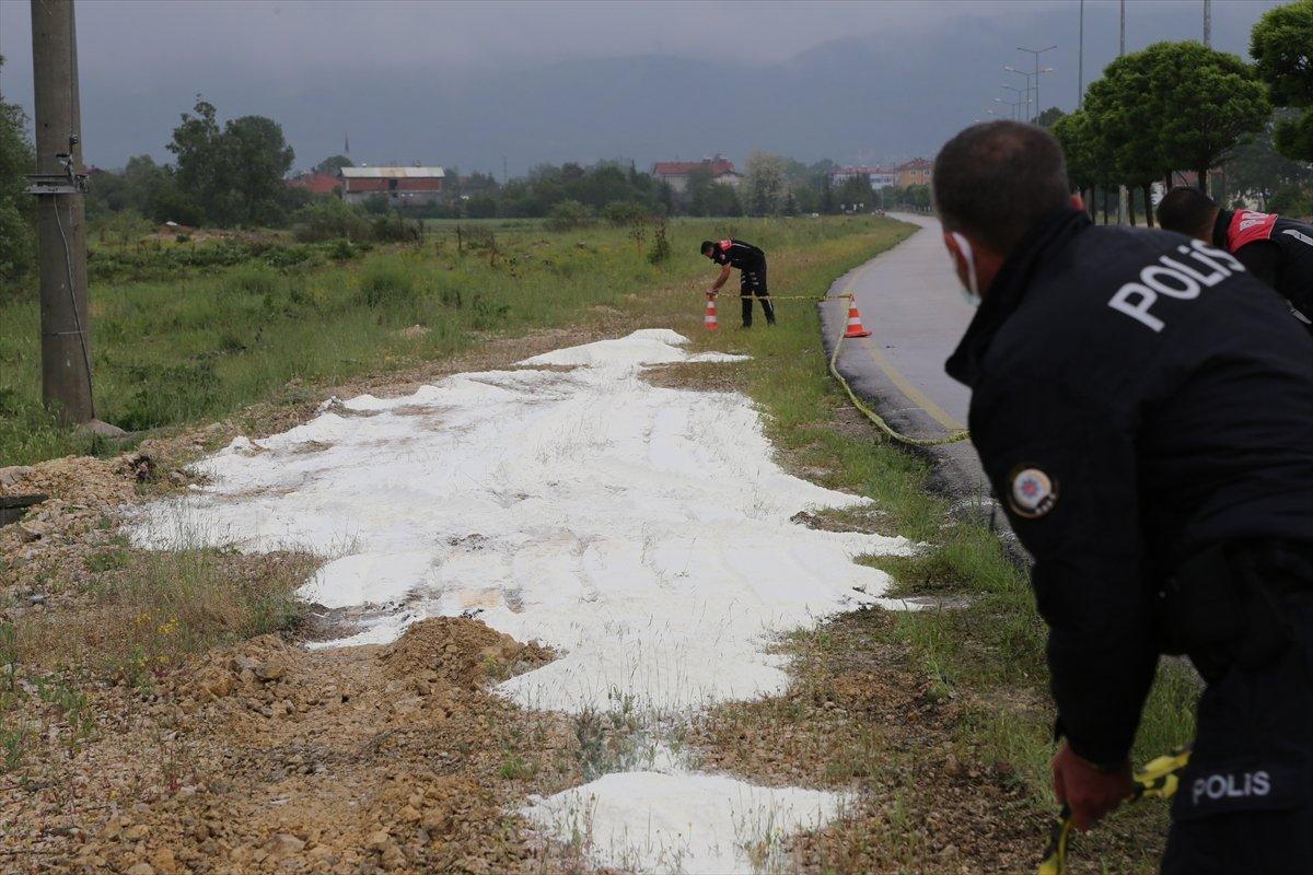 Bolu'da yol kenarına dökülen beyaz toz incelemeye alındı