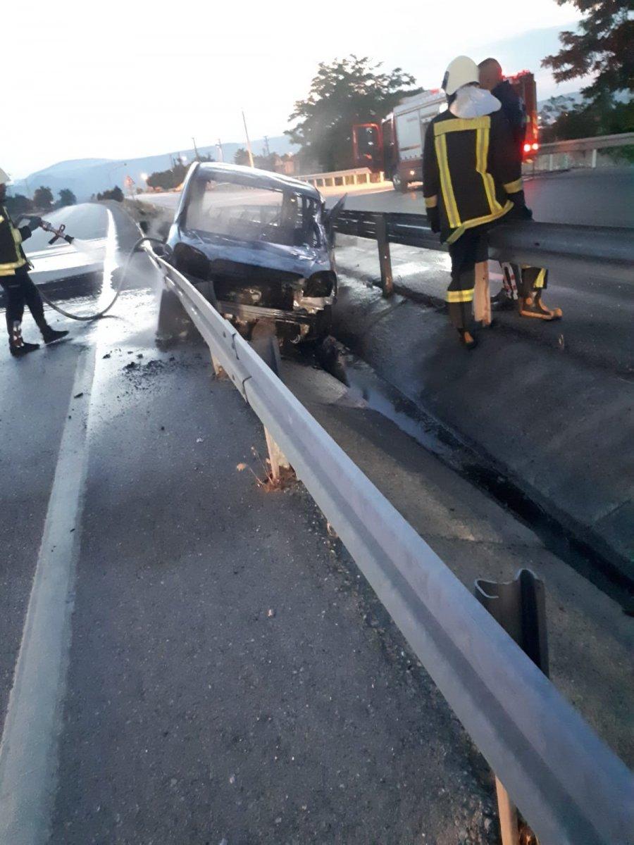 Manisa'da bariyerlere çarpan otomobil yandı