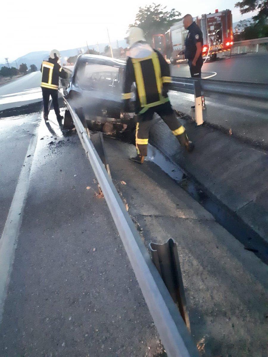 Manisa'da bariyerlere çarpan otomobil yandı