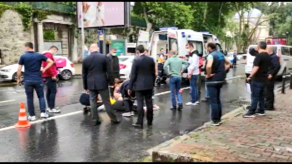 Beşiktaş'ta yolun karşısına geçmek isterken, motosiklet çarptı