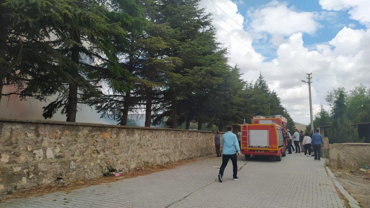 Konya'da bir okulun bahçesinde yangın çıktı