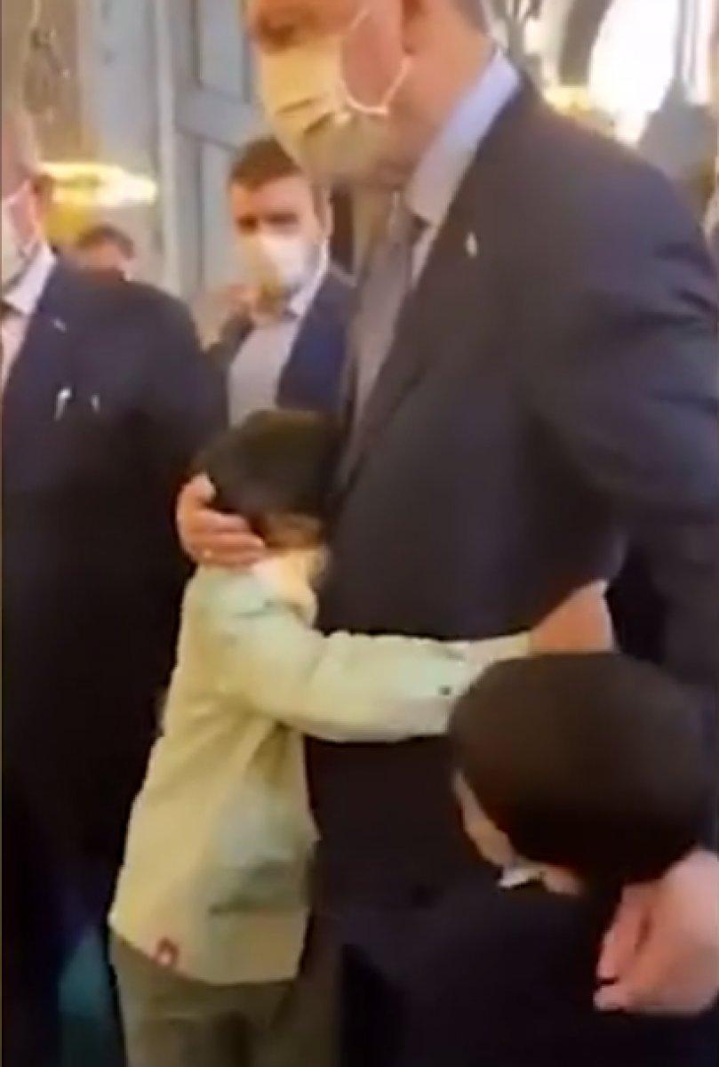 Torunları, Cumhurbaşkanı Erdoğan'ı görünce koşarak sarıldı