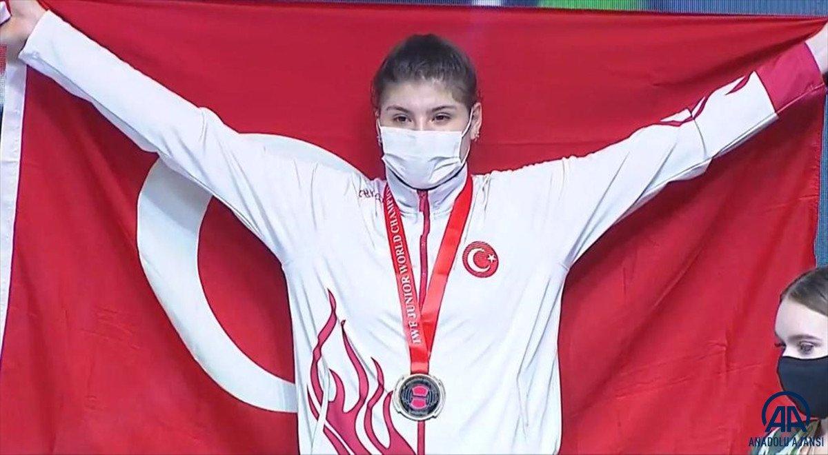 Dünya Gençler Halter Şampiyonası'nda Dilara Uçan'dan altın madalya