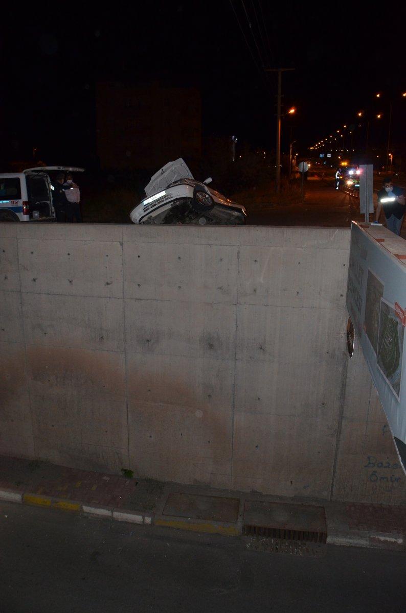 Aksaray'da araçtan fırlayan sürücü, 7 metre yükseklikten alt geçide düştü