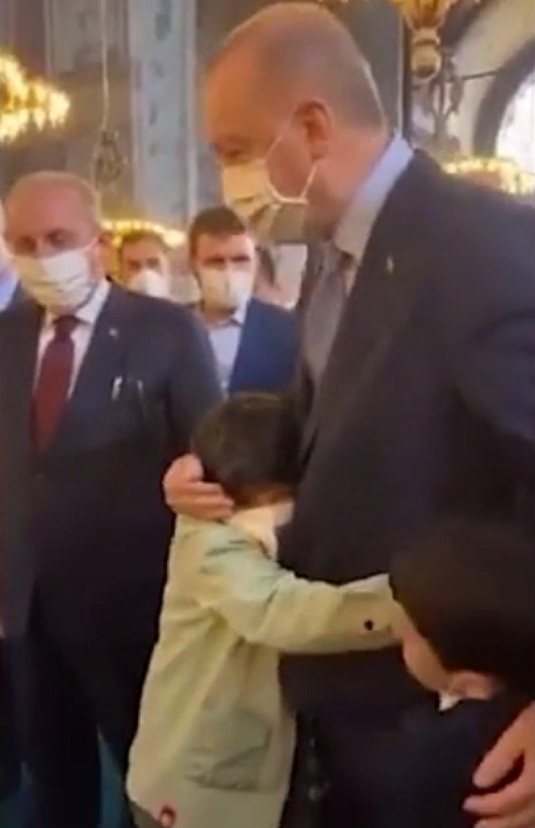 Torunları, Cumhurbaşkanı Erdoğan'ı görünce koşarak sarıldı