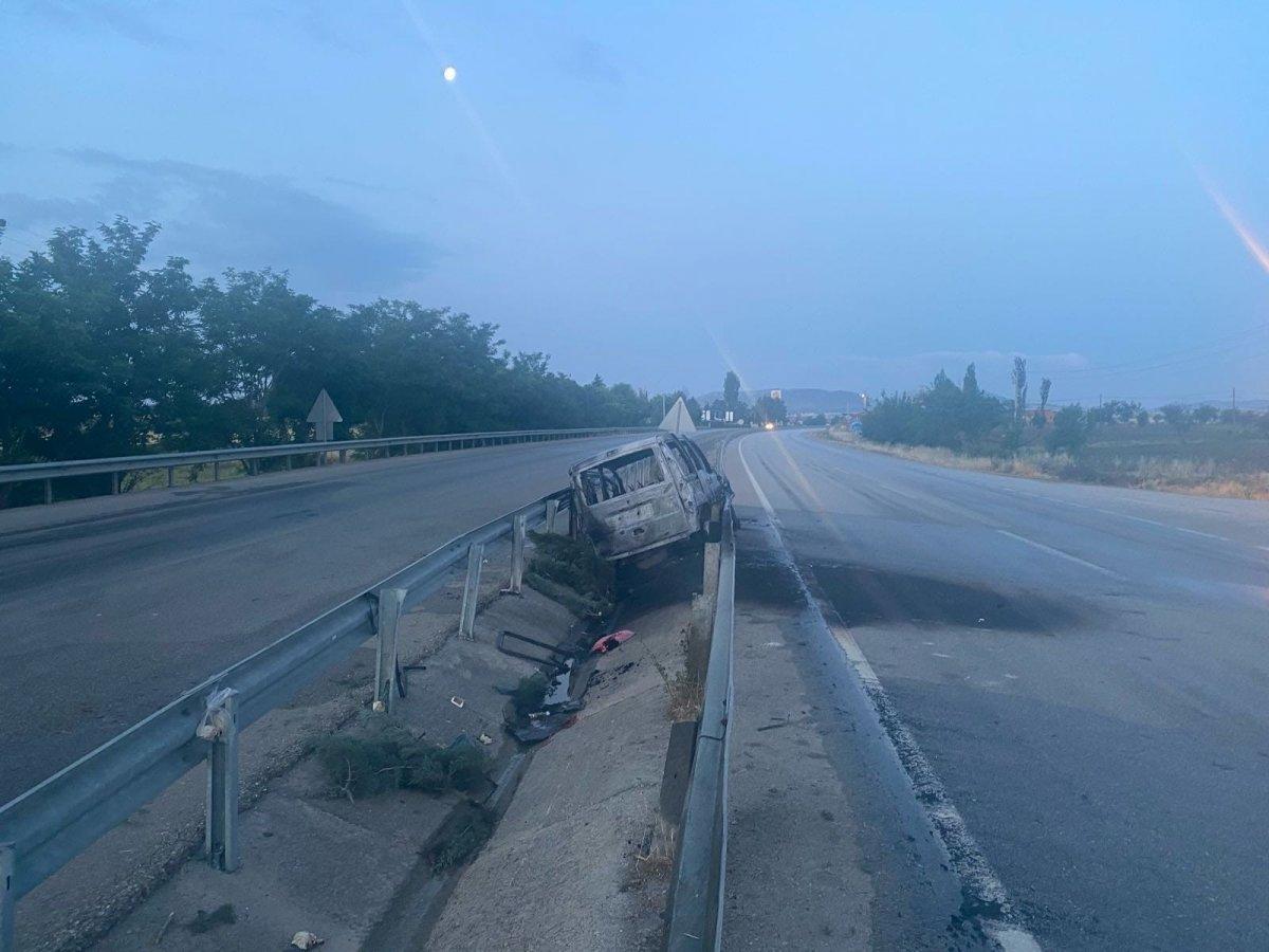 Manisa'da bariyerlere çarpan otomobil yandı