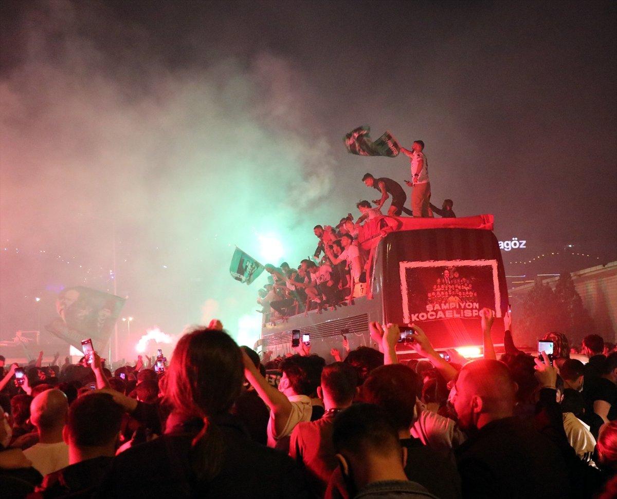 TFF 1. Lig'e yükselen Kocaelispor kentte coşkuyla karşılandı