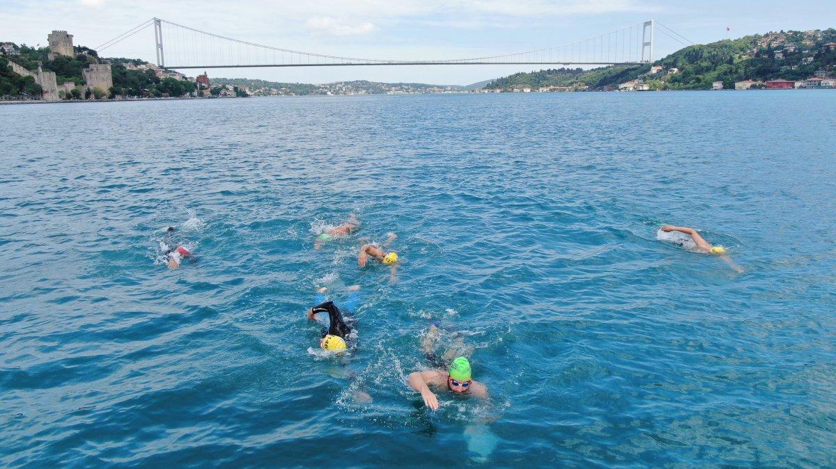 İstanbul Boğazı'nı yüzerek 20 dakikada geçtiler