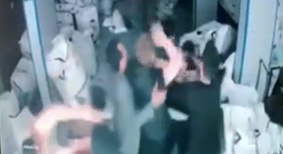 Küçükçekmece’de ‘yan baktın’ kavgası