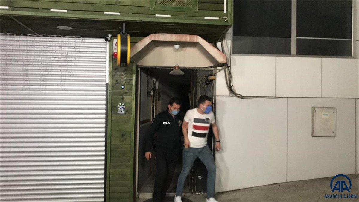 Sakarya'da polisi görünce kendilerini kapalı olması gereken büfeye kilitlediler