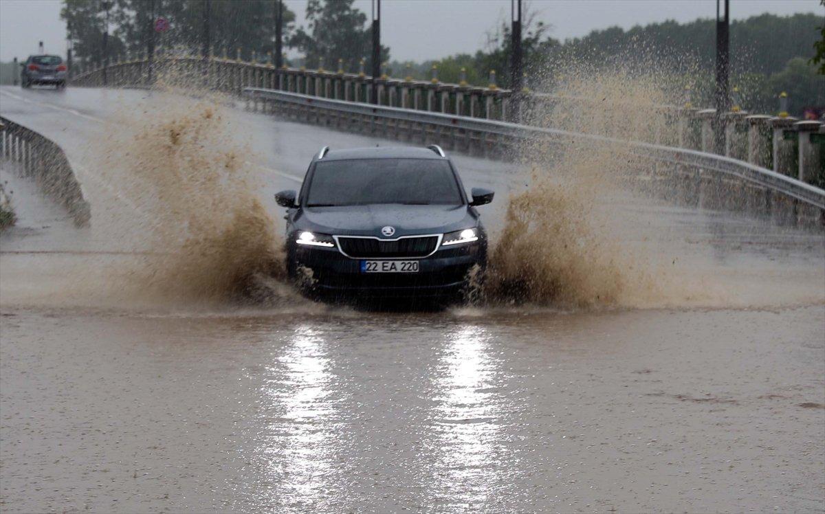 Edirne'de sağanak hayatı olumsuz etkiledi