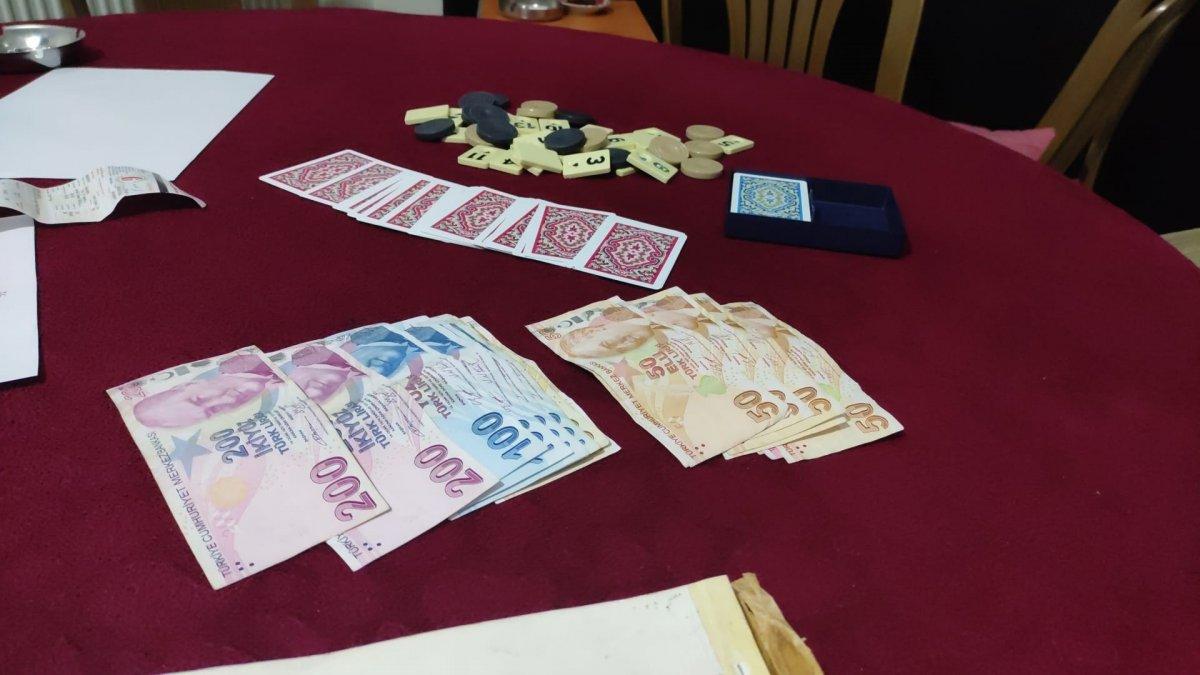 Denizli'de kumar masasında polise yakalanan tansiyon hastası fenalaştı