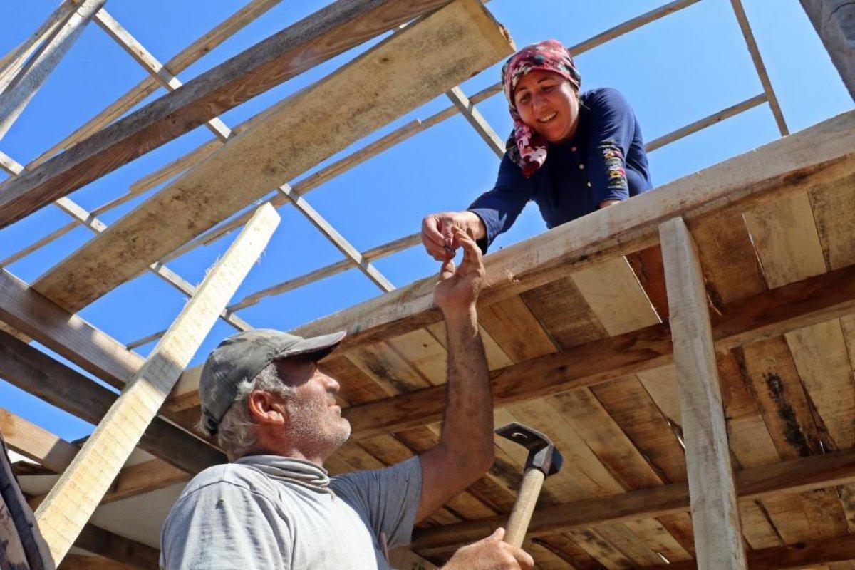 Antalya'da denize sıfır çardakta tatil