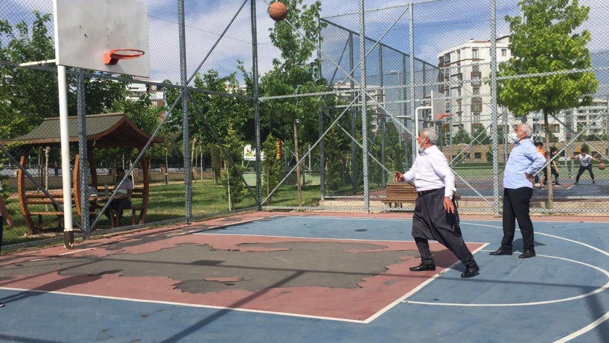 Diyarbakır'da 70'lik dedelerin basketbol keyfi