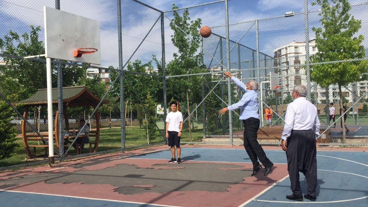Diyarbakır'da 70'lik dedelerin basketbol keyfi