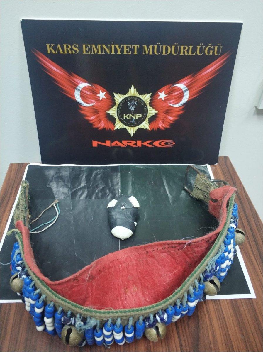 Kars'ta köpek tasmasına gizlenmiş uyuşturucu yakalandı
