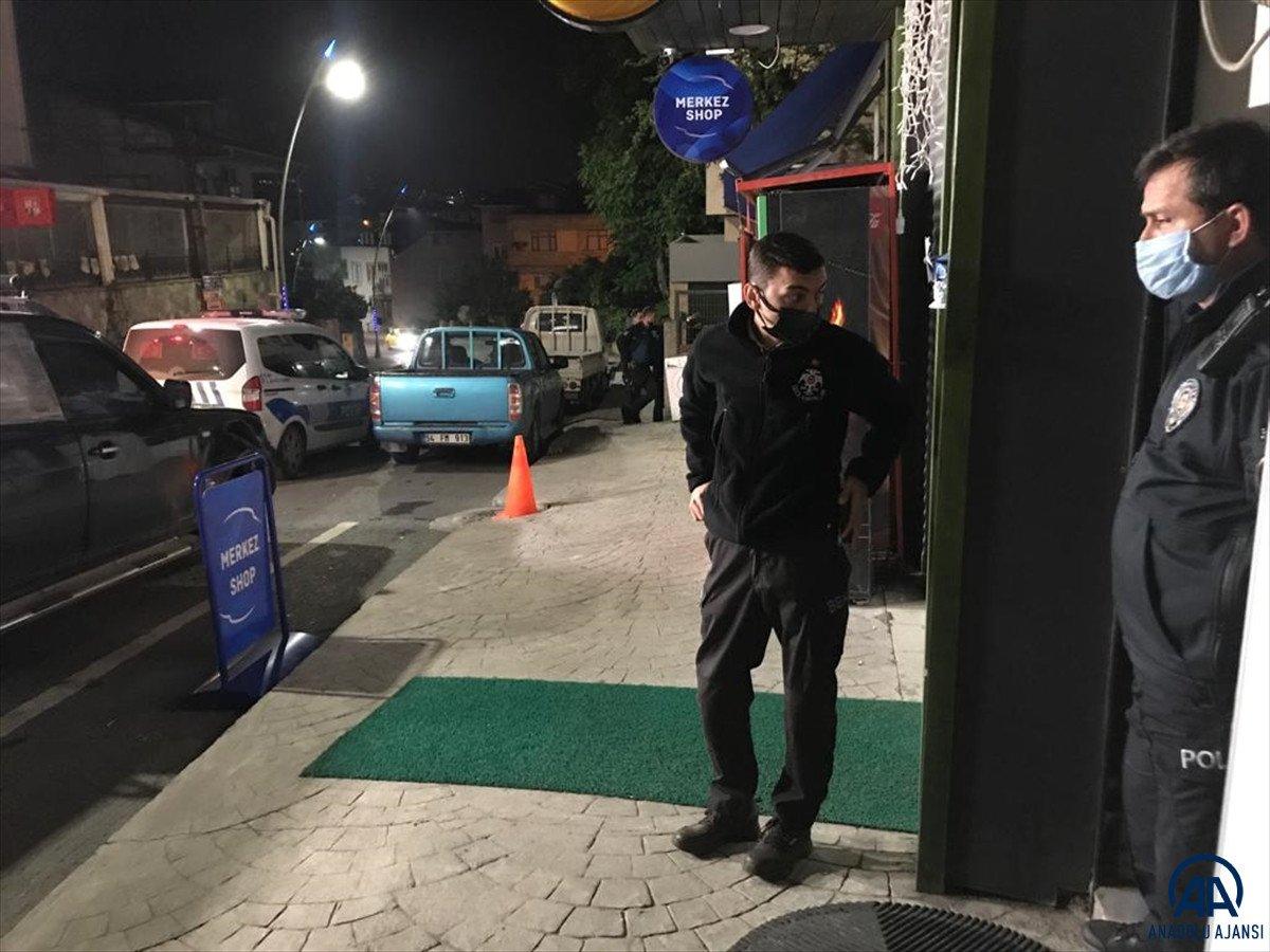 Sakarya'da polisi görünce kendilerini kapalı olması gereken büfeye kilitlediler