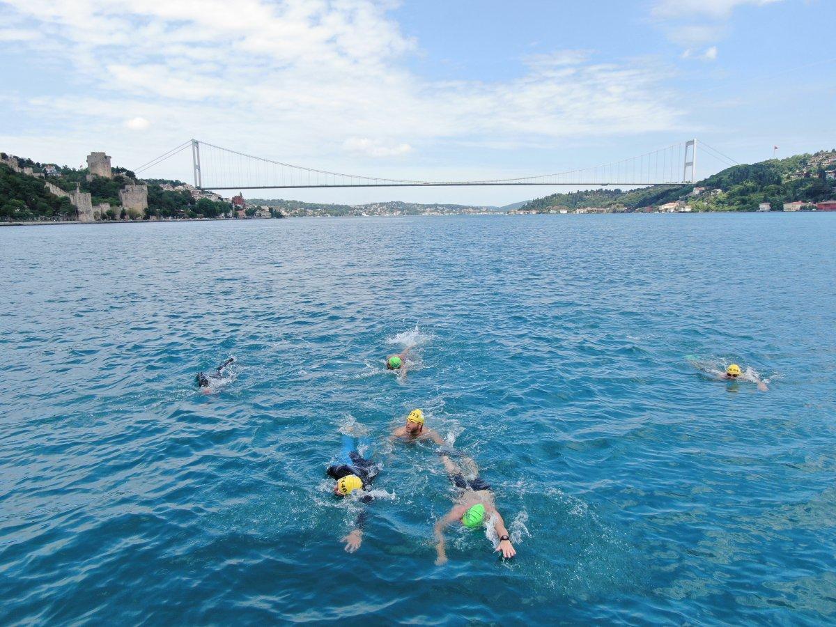 İstanbul Boğazı'nı yüzerek 20 dakikada geçtiler