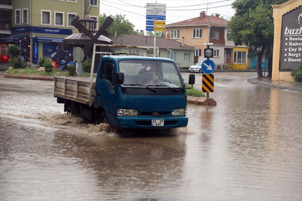 Edirne'de sağanak hayatı olumsuz etkiledi