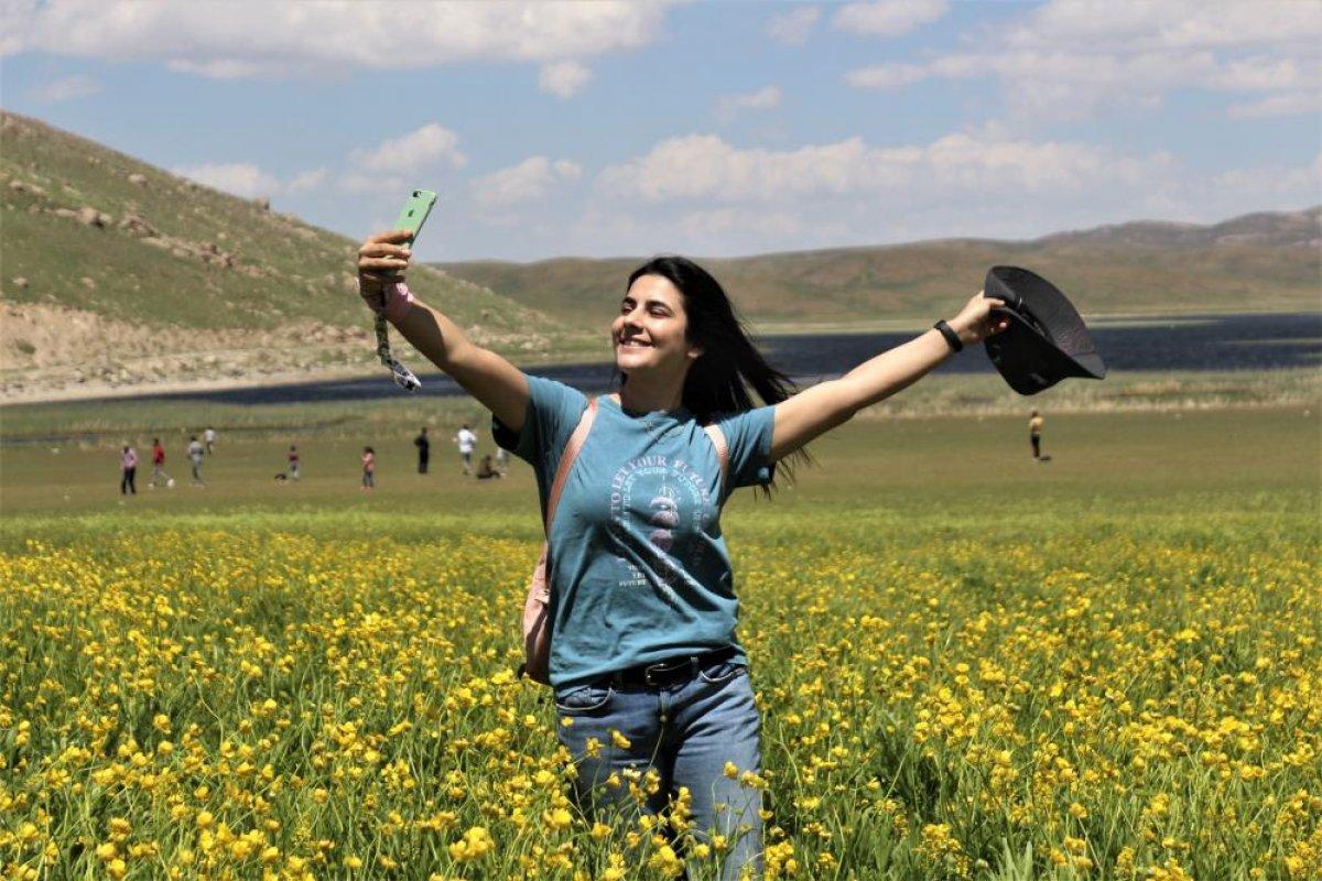 Van Keşiş Gölü, manzarasıyla görenleri hayran bıraktı