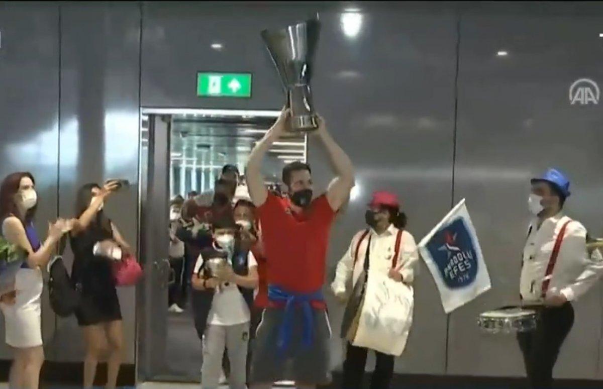 Şampiyon Anadolu Efes, İstanbul'da