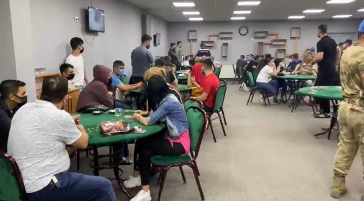 İzmir'de jandarma ekipleri kumar oynanan işletmeye baskın yaptı