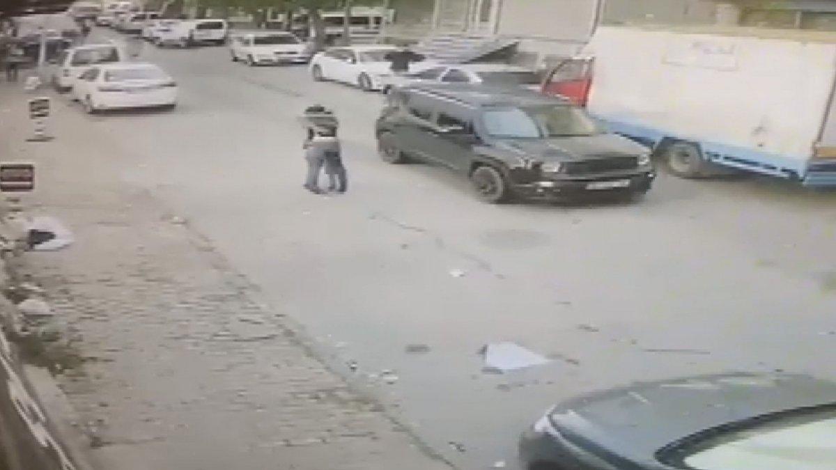 İstanbul'da, bıçaklanan yeğenini sırtında taşıyıp kurtarmaya çalıştı