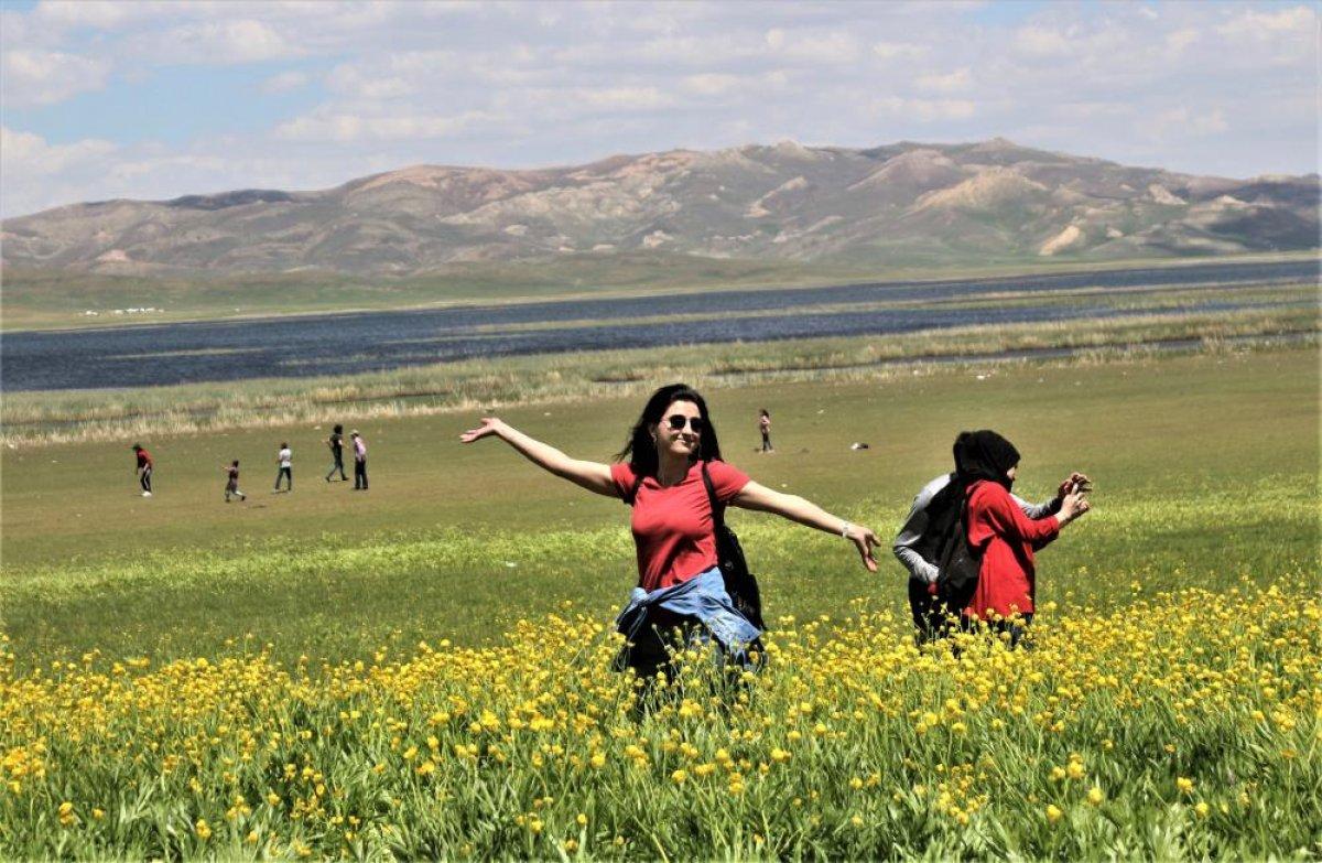 Van Keşiş Gölü, manzarasıyla görenleri hayran bıraktı