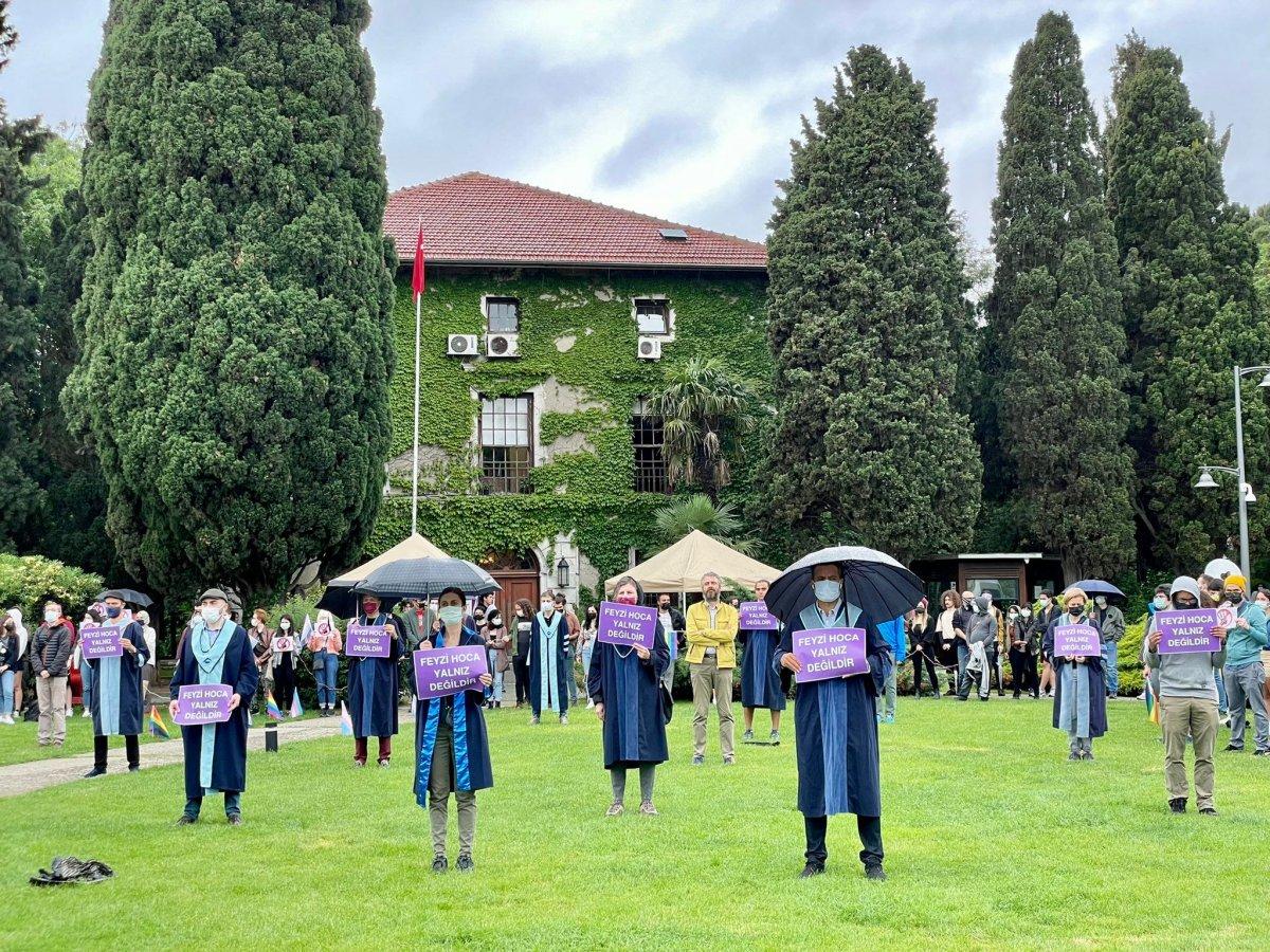 Eylemci öğrencilere bol not veren akademisyenin derslerine son verildi