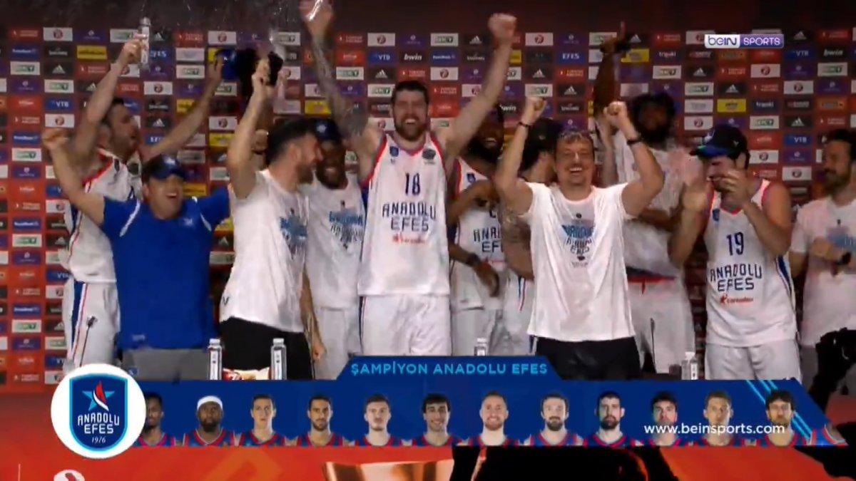 Efesli oyuncular, Ergin Ataman'ın basın toplantısını bastı